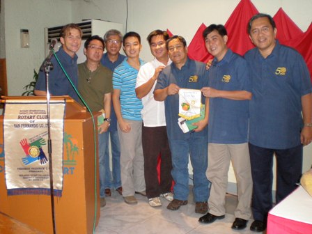Turnover of bannerette by Rotarian Edwin.JPG
